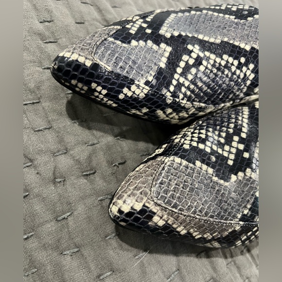 Marc Fisher pointy toe loafer style flat grey snake print size 11 EUC - Picture 2 of 3